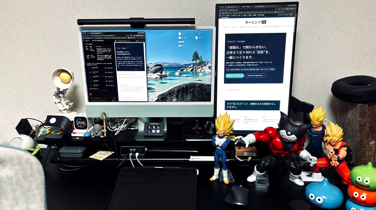 レポートを作成している作業机。2台のモニターとフィギュアが並んでいる